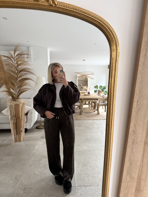 PANTALON EN SATIN LEOPARD – Image 2
